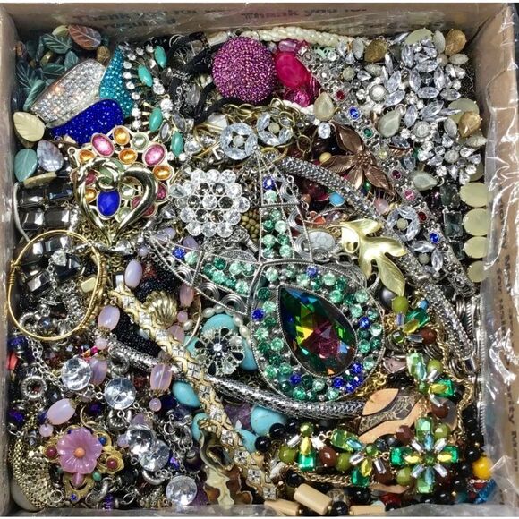 1 LB Vintage to Now Jewelry Lot- MYSTERY BOX! - Picture 10 of 12